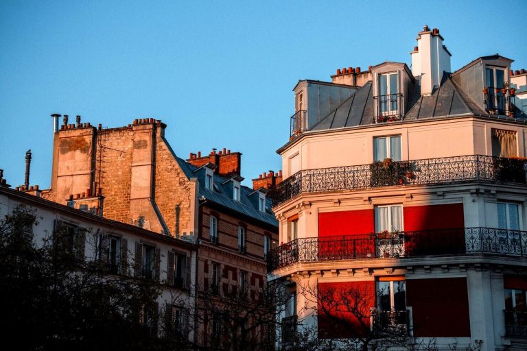 Bâtiment en béton avec balcons à Paris